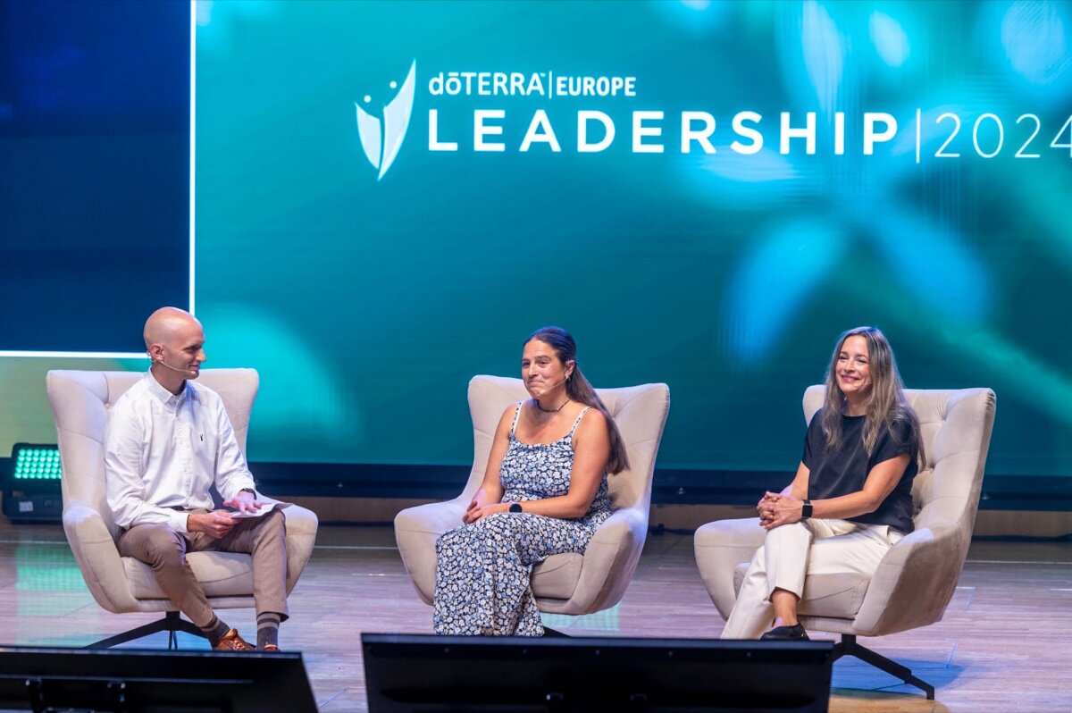 Tanja op het podium van doTERRA Europe Leadership 2024
